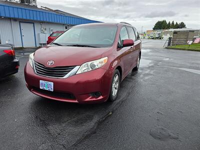 2014 Toyota Sienna LE 7-Passenger Auto Access Minivan