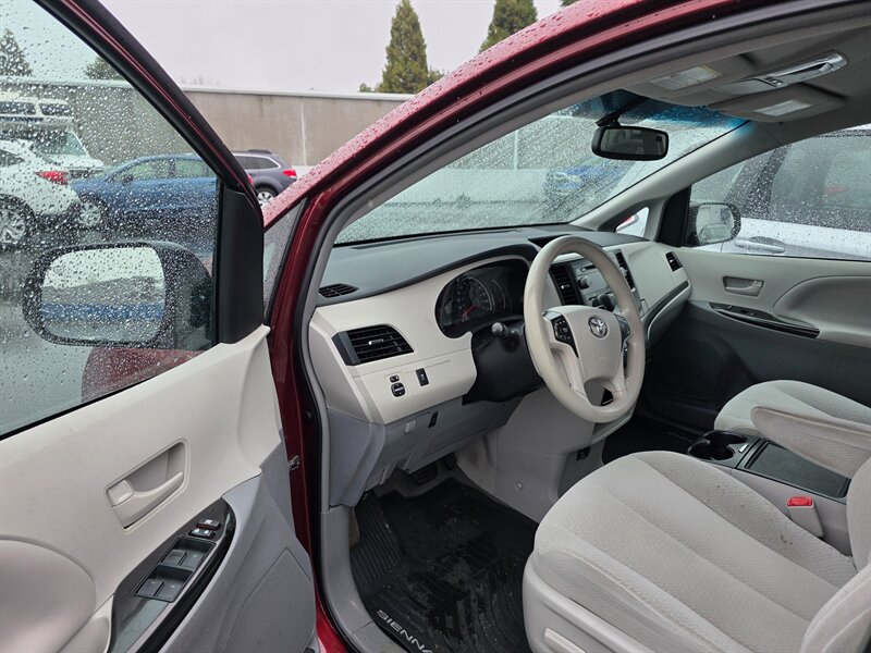 2014 Toyota Sienna LE 7-Passenger Auto Access - Photo 8 - Hillsboro, OR 97124