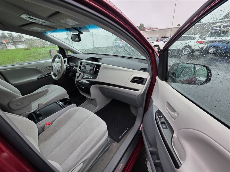 2014 Toyota Sienna LE 7-Passenger Auto Access - Photo 6 - Hillsboro, OR 97124