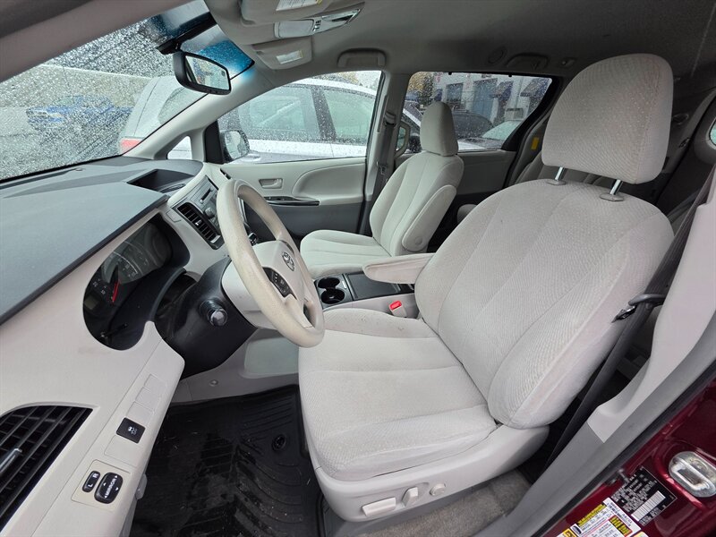 2014 Toyota Sienna LE 7-Passenger Auto Access - Photo 9 - Hillsboro, OR 97124