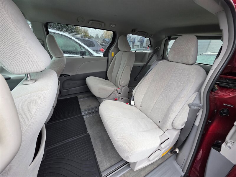 2014 Toyota Sienna LE 7-Passenger Auto Access - Photo 11 - Hillsboro, OR 97124