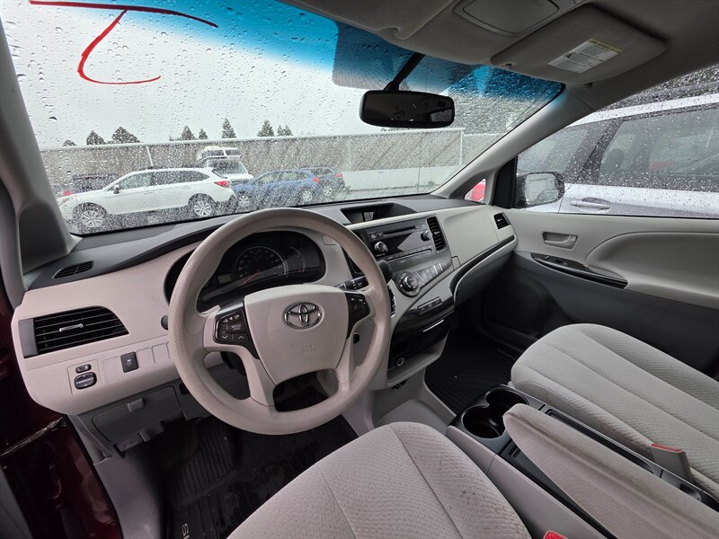 2014 Toyota Sienna LE 7-Passenger Auto Access - Photo 10 - Hillsboro, OR 97124