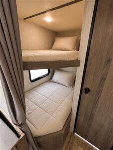2022 Gulf Stream Coach 25BH   - Photo 10 - Harlingen, TX 78552