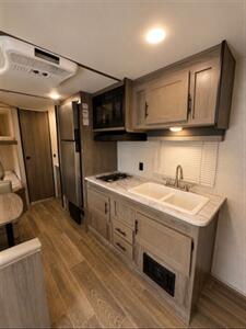 2022 Gulf Stream Coach 25BH   - Photo 11 - Harlingen, TX 78552