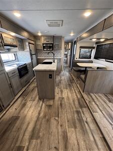 2022 Keystone Coleman 2955RL   - Photo 8 - Harlingen, TX 78552
