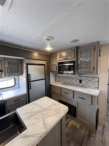 2022 Keystone Coleman 2955RL   - Photo 9 - Harlingen, TX 78552
