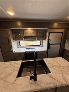 2022 Keystone Coleman 2955RL   - Photo 11 - Harlingen, TX 78552