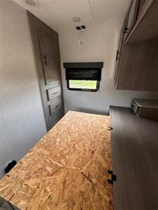 2022 Keystone Coleman 2955RL   - Photo 5 - Harlingen, TX 78552