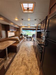 2016 Ford Motorhome Chassis 31BD   - Photo 8 - Harlingen, TX 78552