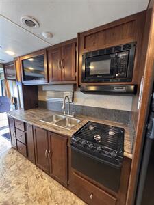 2016 Ford Motorhome Chassis 31BD   - Photo 10 - Harlingen, TX 78552