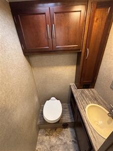 2016 Ford Motorhome Chassis 31BD   - Photo 12 - Harlingen, TX 78552