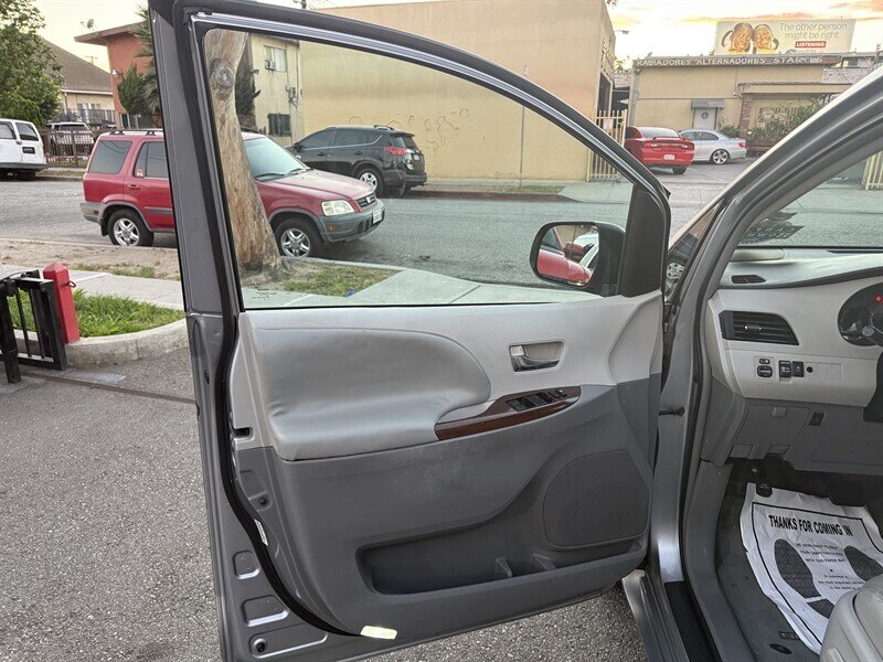 2013 Toyota Sienna XLE 8-Passenger - Photo 12 - South Gate, CA 90280