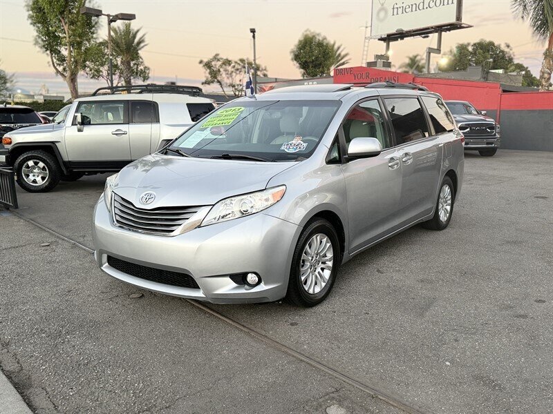 2013 Toyota Sienna XLE 8-Passenger - Photo 4 - South Gate, CA 90280