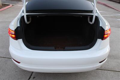 2019 Volkswagen Jetta SE   - Photo 25 - Roseville, CA 95678