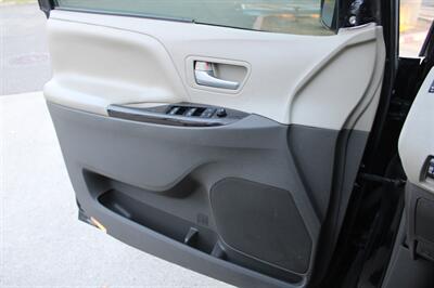 2017 Toyota Sienna XLE Premium 8-Passenger   - Photo 9 - Roseville, CA 95678