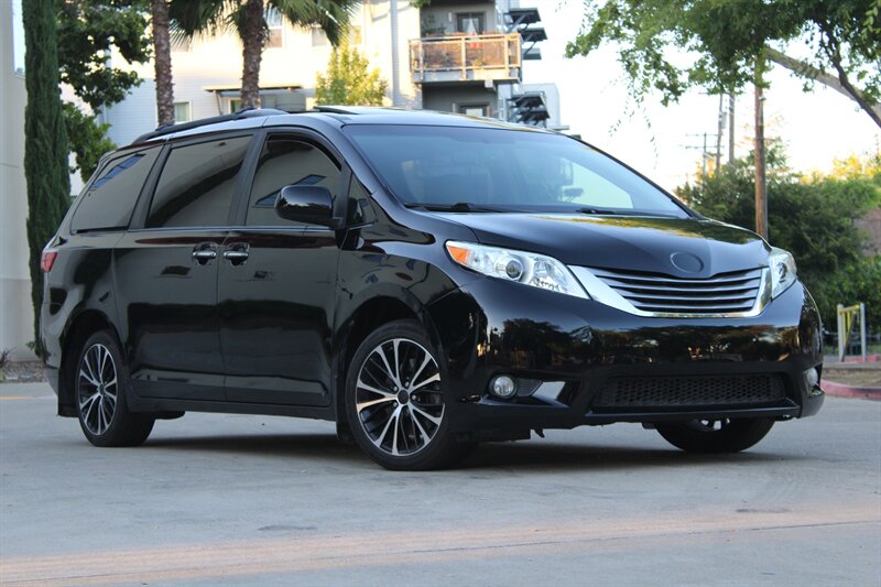 2017 Toyota Sienna XLE V6 7-Passenger Access Seat's photo