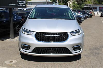 2024 Chrysler Pacifica Touring L   - Photo 2 - Roseville, CA 95678