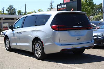 2024 Chrysler Pacifica Touring L   - Photo 4 - Roseville, CA 95678