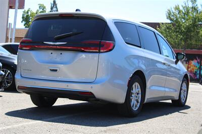 2024 Chrysler Pacifica Touring L   - Photo 6 - Roseville, CA 95678