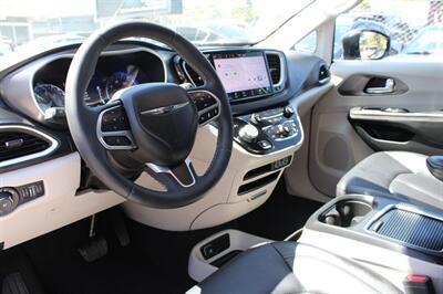 2024 Chrysler Pacifica Touring L   - Photo 9 - Roseville, CA 95678