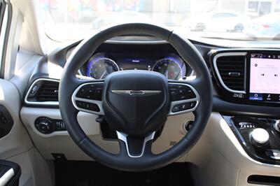 2024 Chrysler Pacifica Touring L   - Photo 11 - Roseville, CA 95678