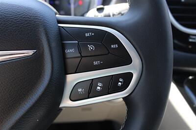 2024 Chrysler Pacifica Touring L   - Photo 12 - Roseville, CA 95678