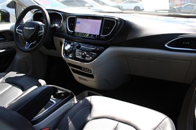 2024 Chrysler Pacifica Touring L   - Photo 23 - Roseville, CA 95678