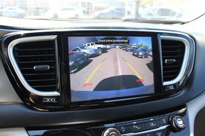 2024 Chrysler Pacifica Touring L   - Photo 16 - Roseville, CA 95678