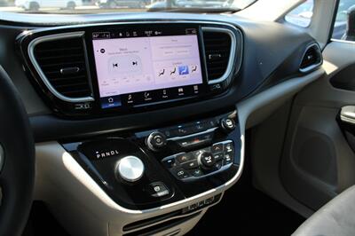 2024 Chrysler Pacifica Touring L   - Photo 14 - Roseville, CA 95678