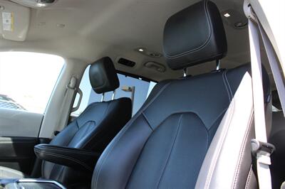 2024 Chrysler Pacifica Touring L   - Photo 10 - Roseville, CA 95678