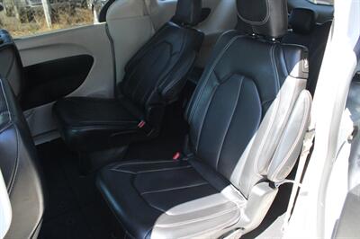 2024 Chrysler Pacifica Touring L   - Photo 20 - Roseville, CA 95678
