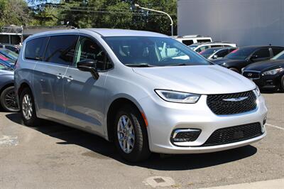 2024 Chrysler Pacifica Touring L   - Photo 3 - Roseville, CA 95678