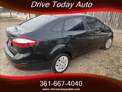 2015 Ford Fiesta S - Photo 4 - El Campo, TX 77437