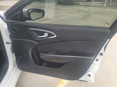 2015 Chrysler 200 Limited - Photo 10 - West Richland, WA 99353