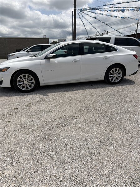 2020 Chevrolet Malibu LT   - Photo 1 - Owensboro, KY 42303