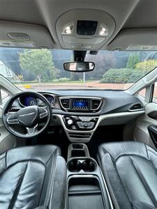 2018 Chrysler Pacifica Touring L   - Photo 6 - Owensboro, KY 42303