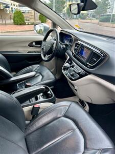 2018 Chrysler Pacifica Touring L   - Photo 8 - Owensboro, KY 42303