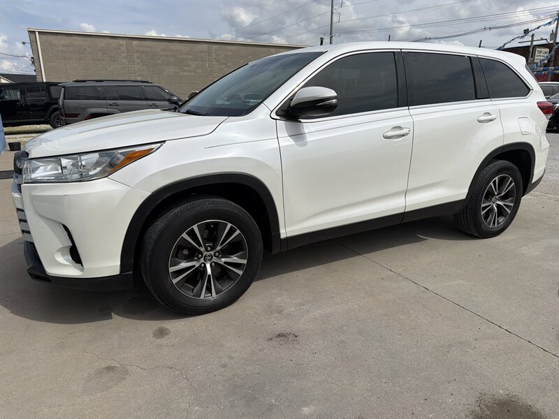 2019 Toyota Highlander LE   - Photo 1 - Owensboro, KY 42303