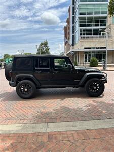 2013 Jeep Wrangler Unlimited Rubicon   - Photo 2 - Owensboro, KY 42303