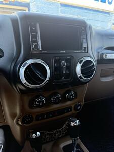 2013 Jeep Wrangler Unlimited Rubicon   - Photo 8 - Owensboro, KY 42303
