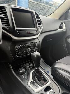 2017 Jeep Cherokee Trailhawk   - Photo 6 - Owensboro, KY 42303