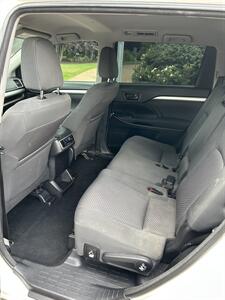 2018 Toyota Highlander LE I4 FWD   - Photo 10 - Owensboro, KY 42303