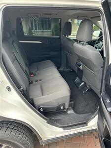 2018 Toyota Highlander LE I4 FWD   - Photo 9 - Owensboro, KY 42303