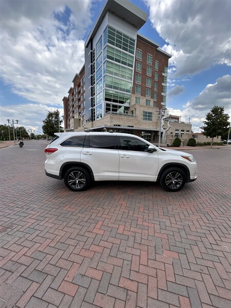 2018 Toyota Highlander LE I4 FWD - Photo 1 - Owensboro, KY 42303