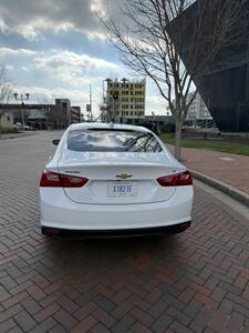2018 Chevrolet Malibu LT   - Photo 4 - Owensboro, KY 42303