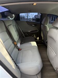 2018 Chevrolet Malibu LT   - Photo 9 - Owensboro, KY 42303