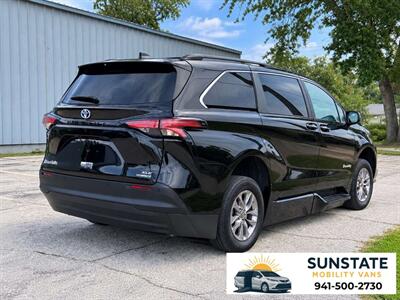 2022 Toyota Sienna XLE 7-Passenger BraunAbility Toyota Rampvan XL - Photo 3 - Sarasota, FL 34232