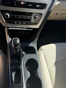 2015 Hyundai SONATA SE   - Photo 15 - Reseda, CA 91335