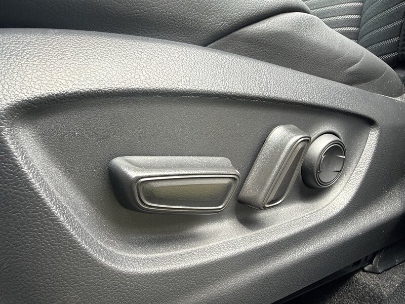 2025 Toyota Corolla Cross Hybrid XSE - Photo 17 - Lecanto, FL 34461