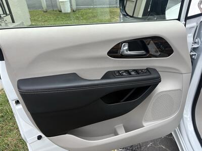 2024 Chrysler Pacifica Limited   - Photo 11 - Lecanto, FL 34461